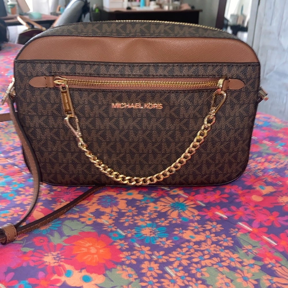 This MK bag originally sold for $398. It is in perfect condition!